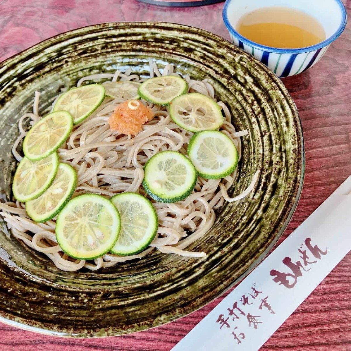 島根県出雲市の寺院「一畑薬師」参道にある「手打ちそば もんぜん」の「すだちそば」