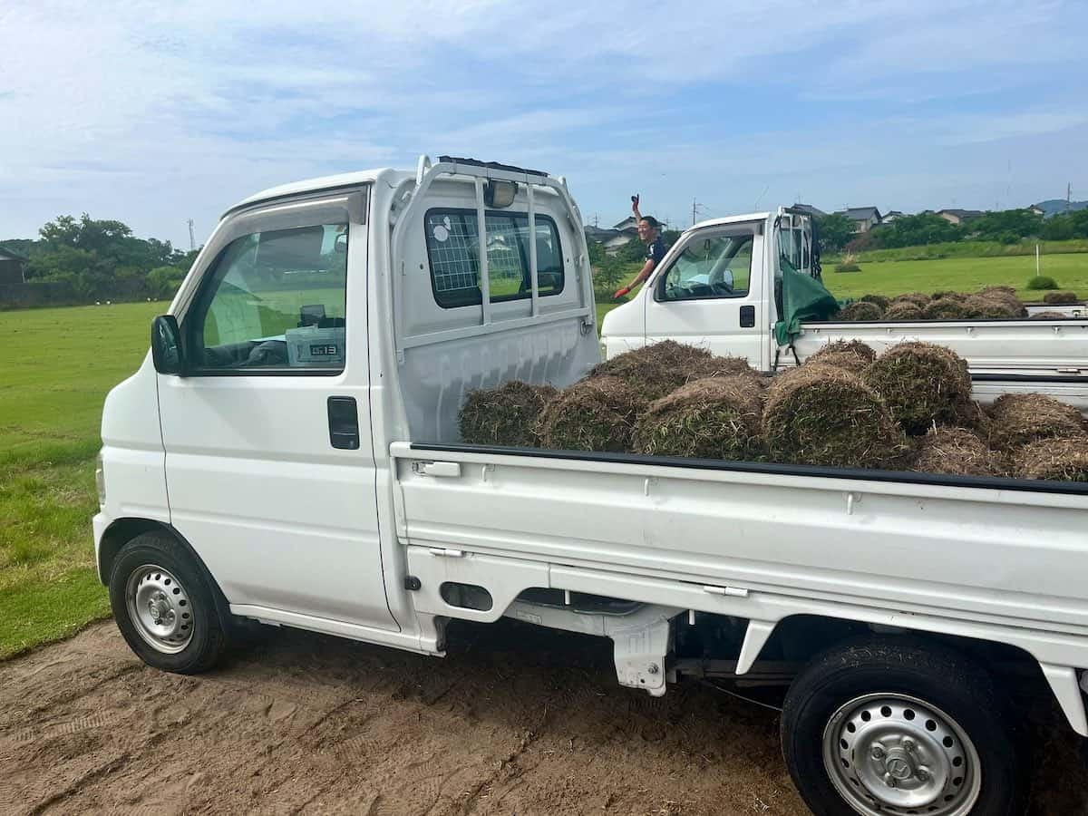 鳥取県のプロサッカークラブ「ガイナーレ鳥取」のスタッフが育てる芝生の出荷の様子