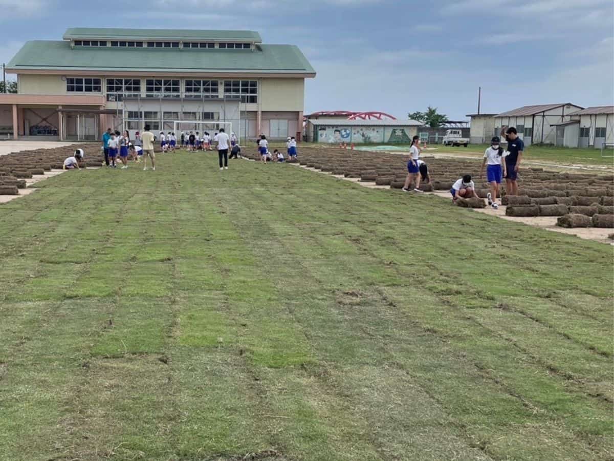 鳥取県のプロサッカークラブ「ガイナーレ鳥取」のスタッフが育てる芝生を小学校へ