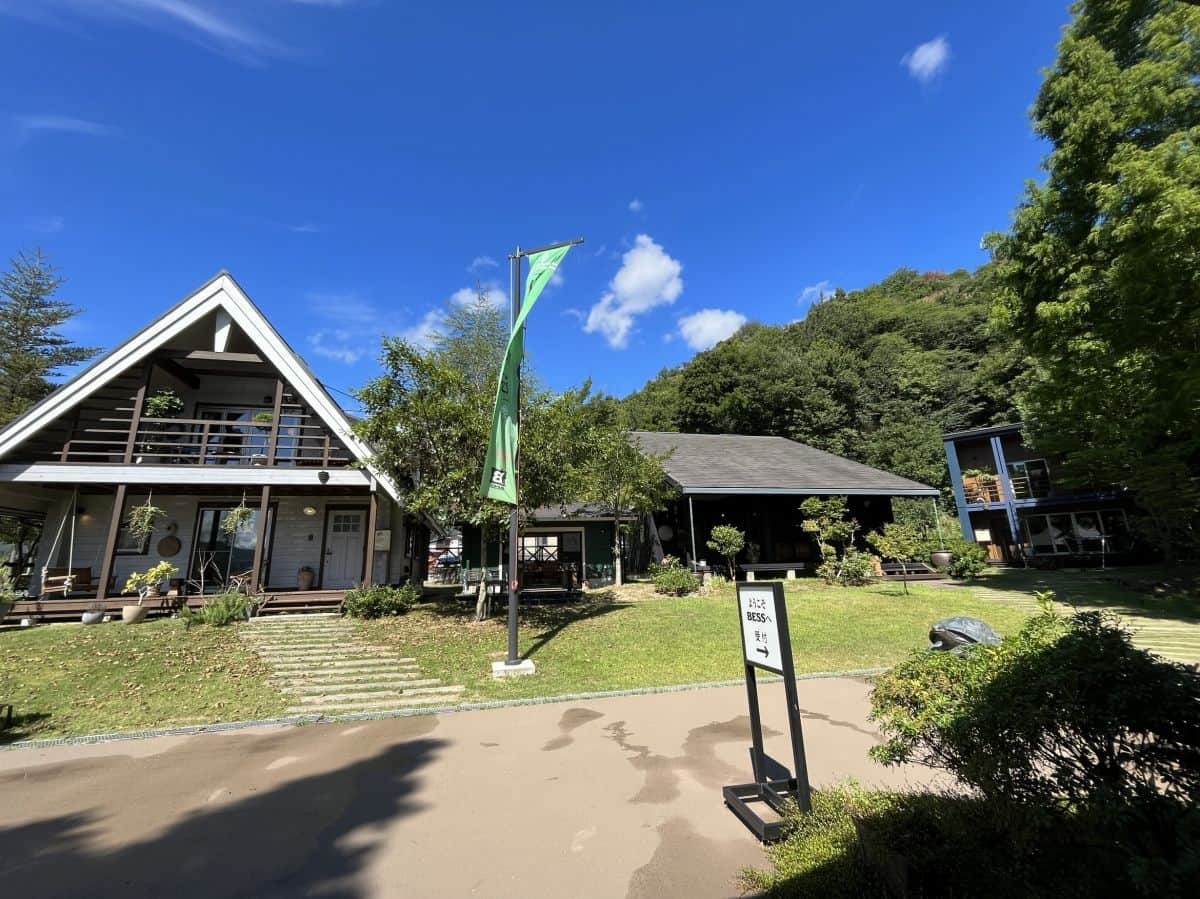 広島県広島市のログハウスの展示場「LOGWAY BESS広島」の全景