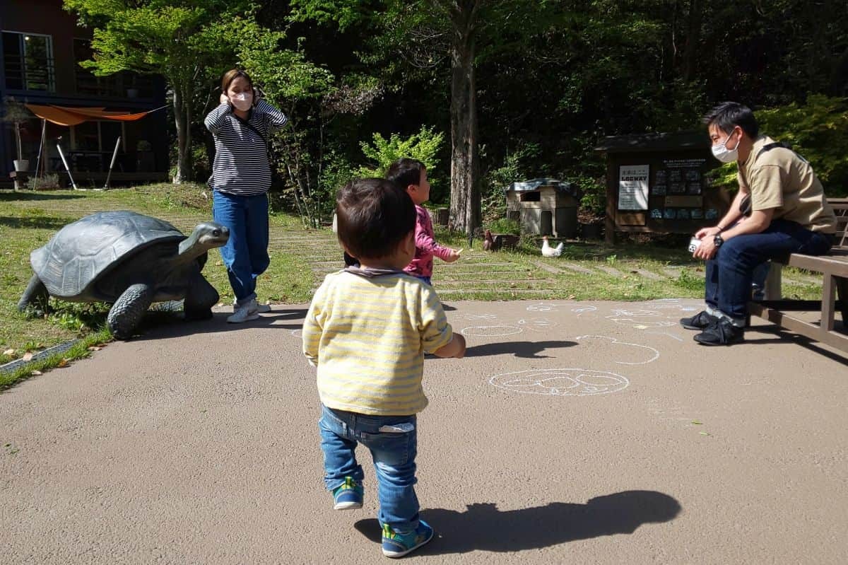 広島県広島市のログハウスの展示場「LOGWAY BESS広島」で遊んでいる様子