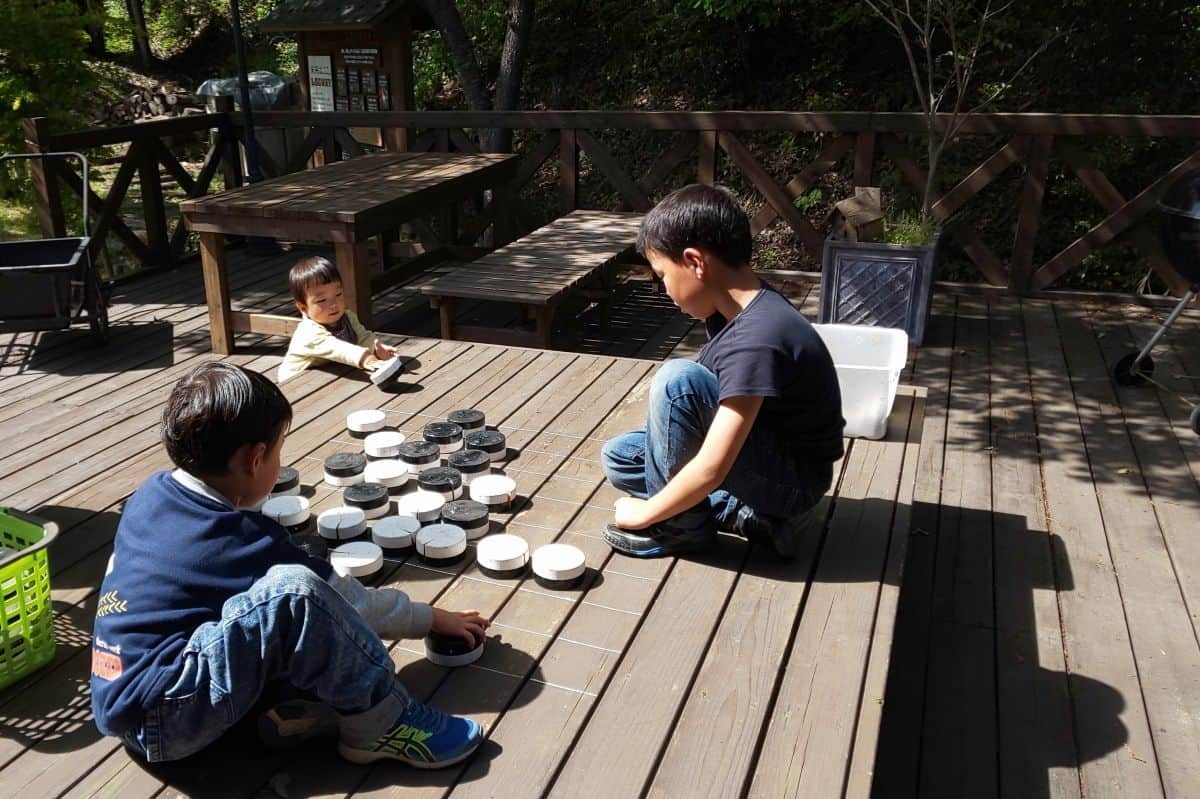 広島県広島市のログハウスの展示場「LOGWAY BESS広島」で遊んでいる様子