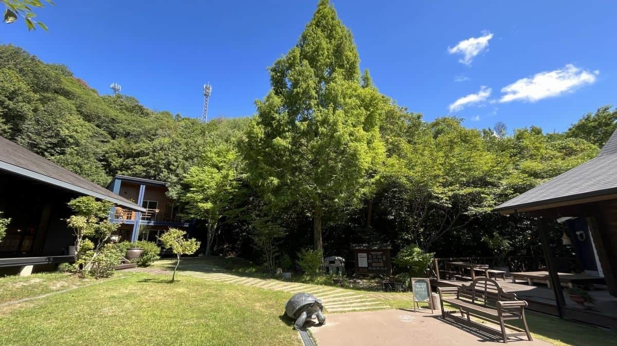 広島県広島市のログハウスの展示場「LOGWAY BESS広島」の全景