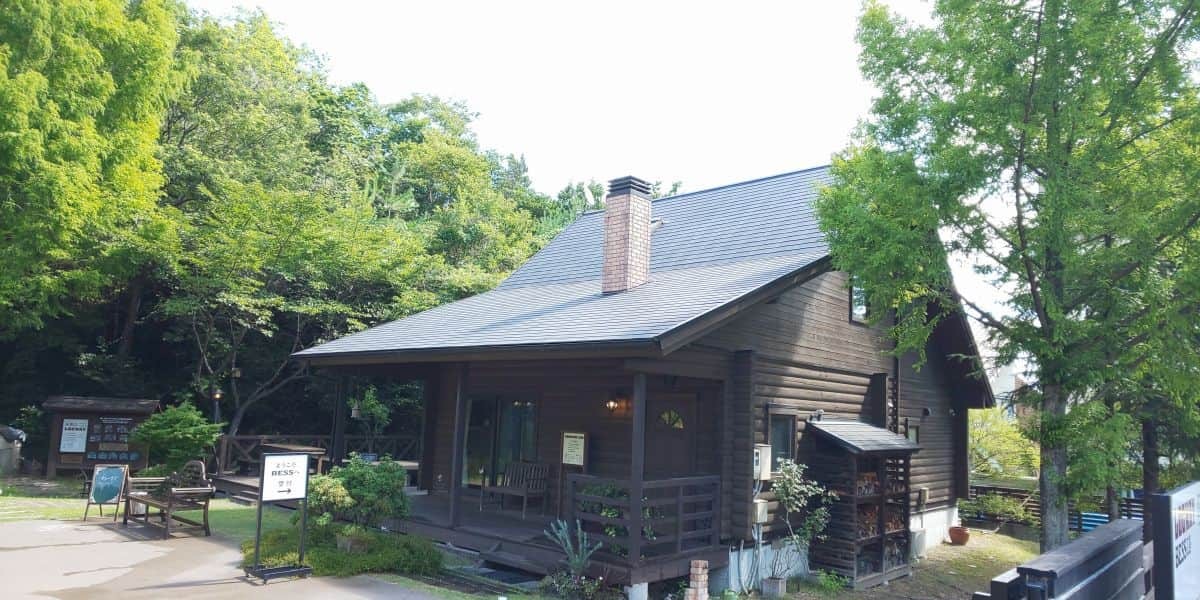 広島県広島市のログハウスの展示場「LOGWAY BESS広島」にある住宅モデル「カントリーログ」外観