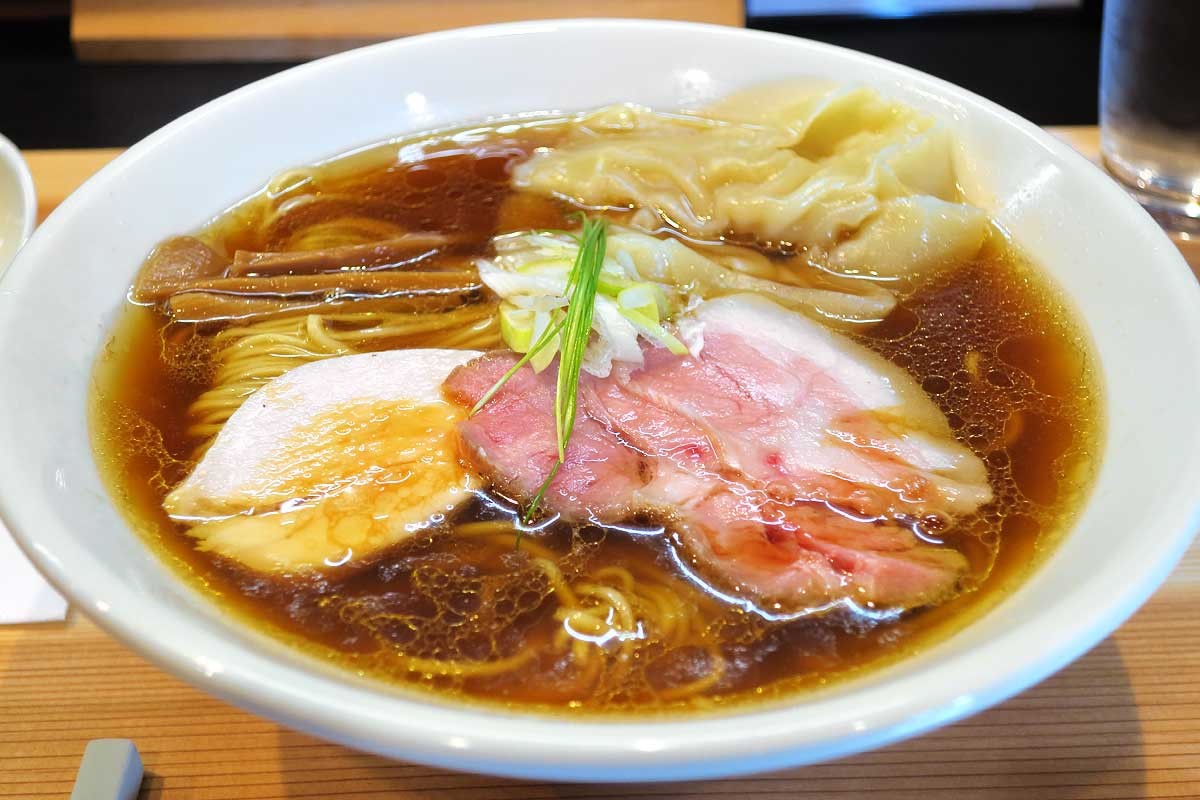 鳥取市湖山町の無添加ラーメン店『醤油らぁ麺 鹿野』の「ワンタン醤油らぁ麺」