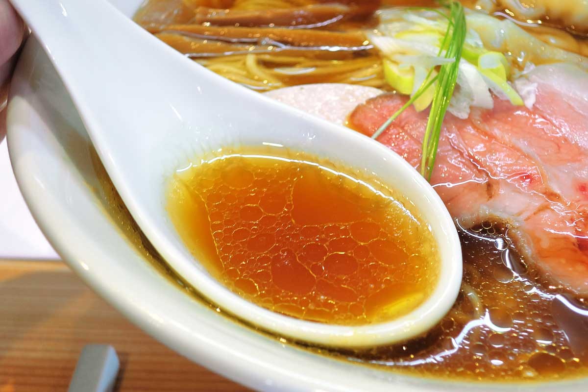 鳥取市湖山町の無添加ラーメン店『醤油らぁ麺 鹿野』の「ワンタン醤油らぁ麺」