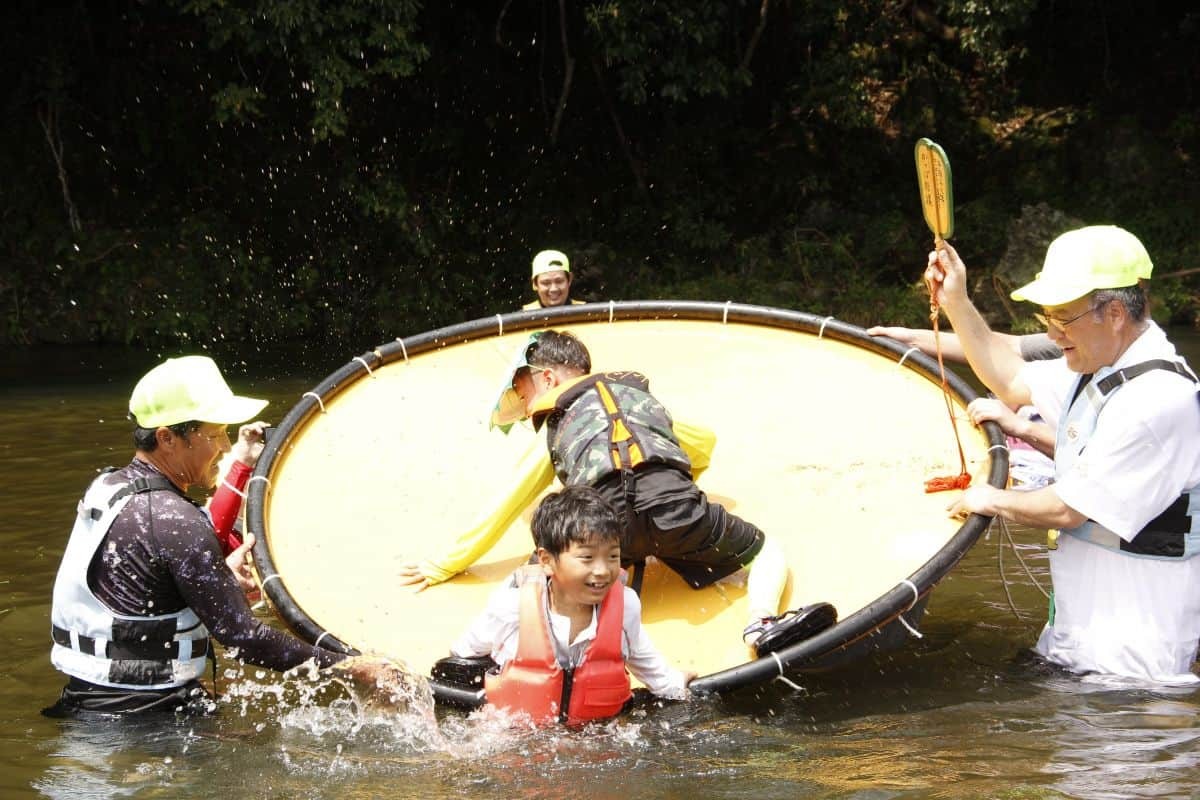 かっぱ尻相撲の取り組みの様子