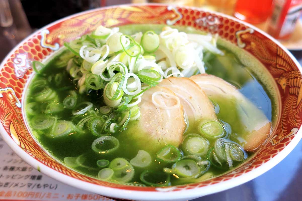 松江市東出雲町の塩ラーメン専門店『ラーメン友さん』の「抹茶風味ラーメン」