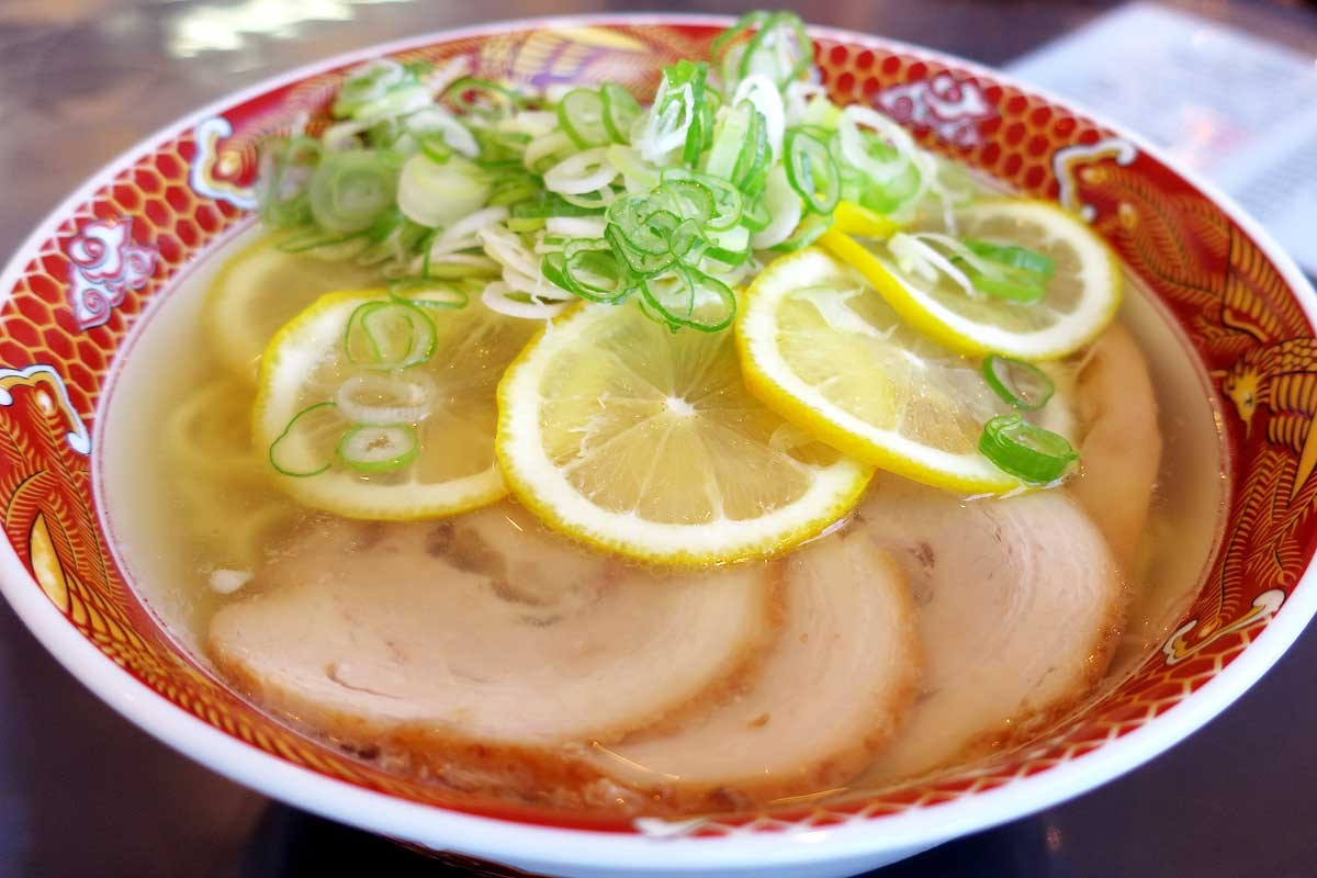 松江市東出雲町の塩ラーメン専門店『ラーメン友さん』の「爽やかレモンラーメン」