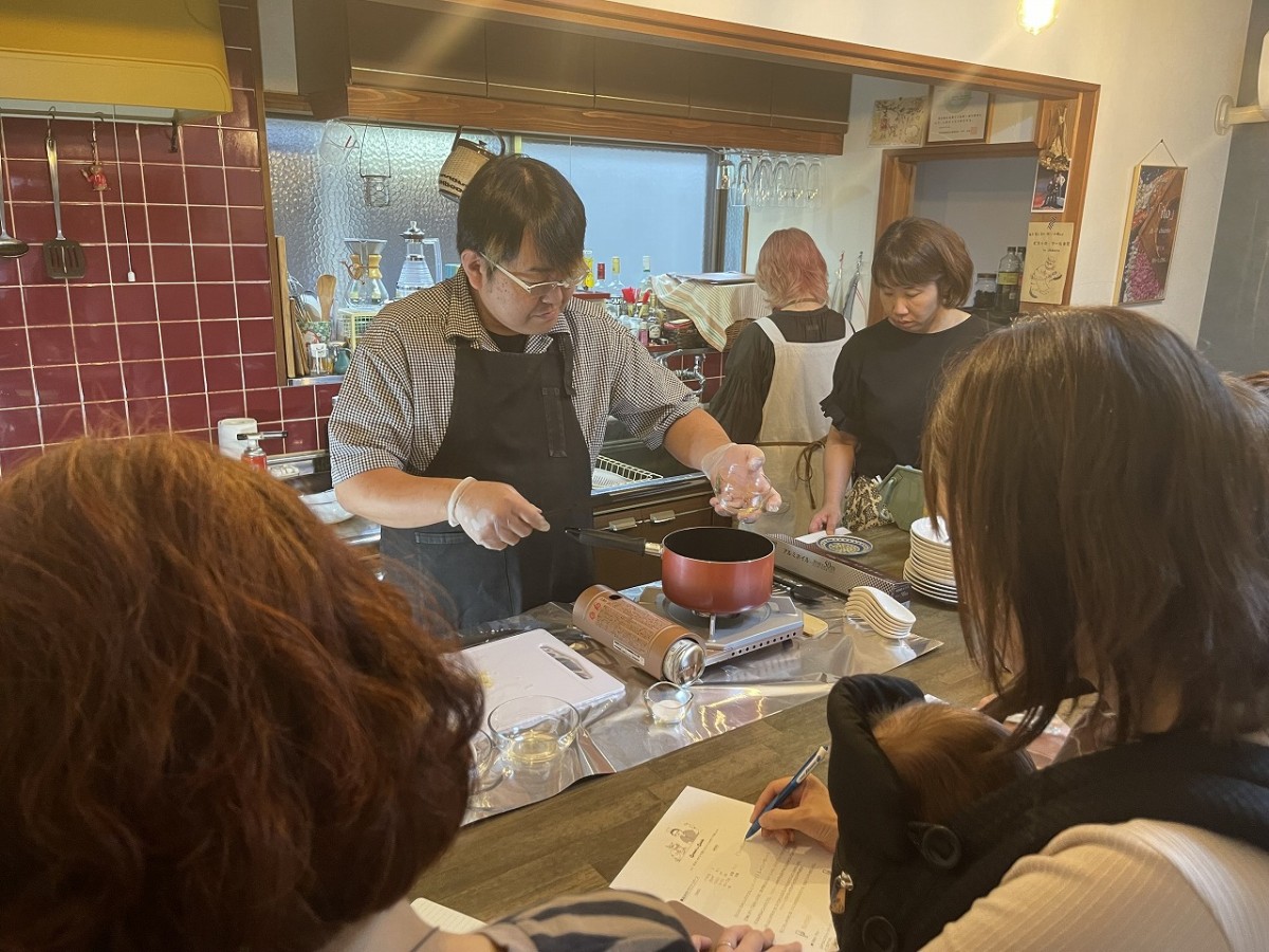 鳥取県境港市にあるカフェ『chiento（チエント）』で開かれた料理教室の様子