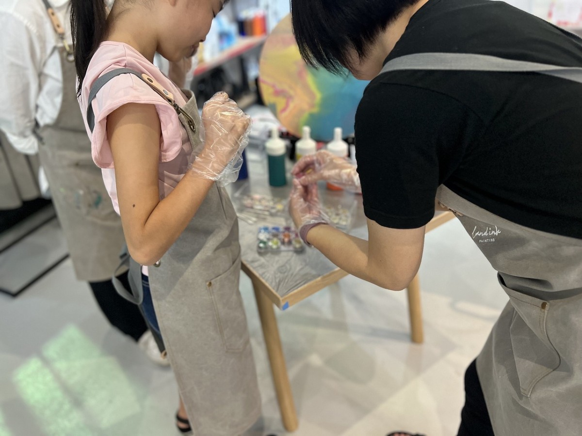 鳥取県米子市にあるアート体験スポット『LAND INK（ランドインク）』でのラウンドアート体験風景