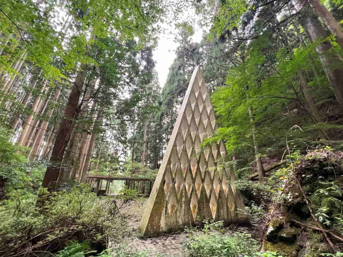 鳥取県智頭町のパワースポット「杉神社」の様子