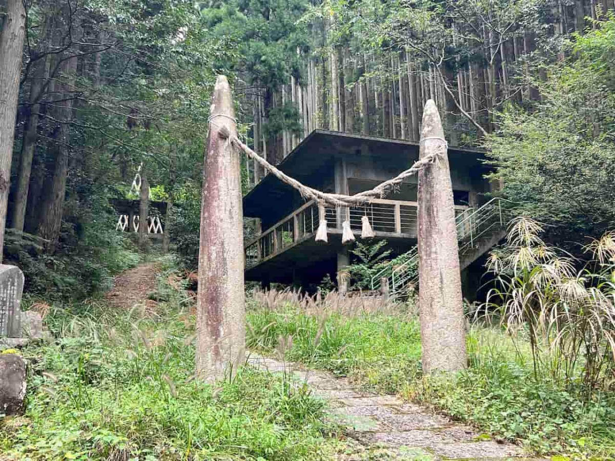 鳥取県智頭町のパワースポット「杉神社」の様子