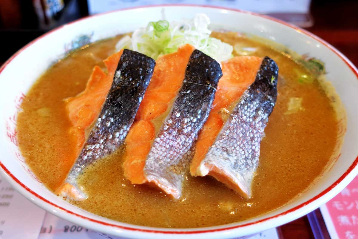 鳥取県琴浦町にある『牛骨ラーメンたかうな 琴浦本店』の「グランサーモン秋味みそラーメン」