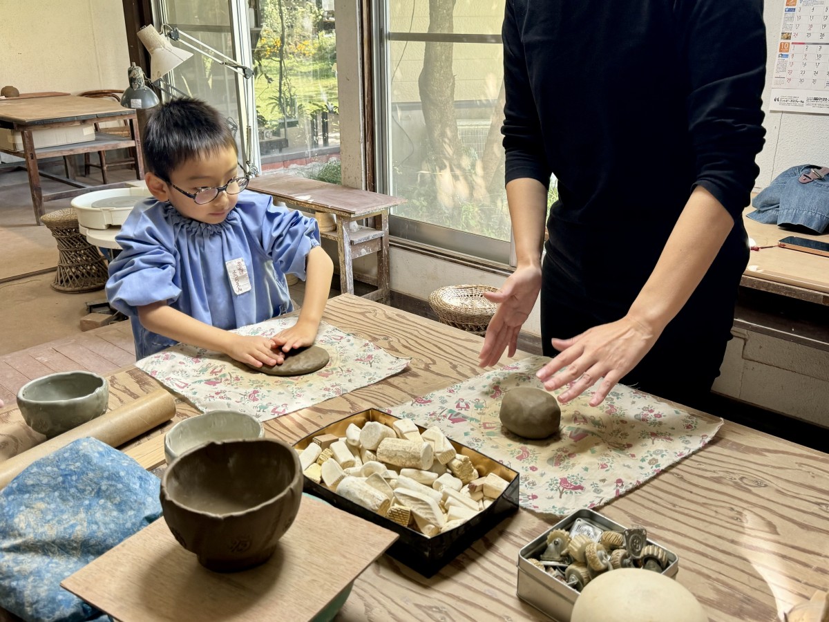 鳥取県伯耆町にある「大山焼久古窯」での陶芸体験の様子