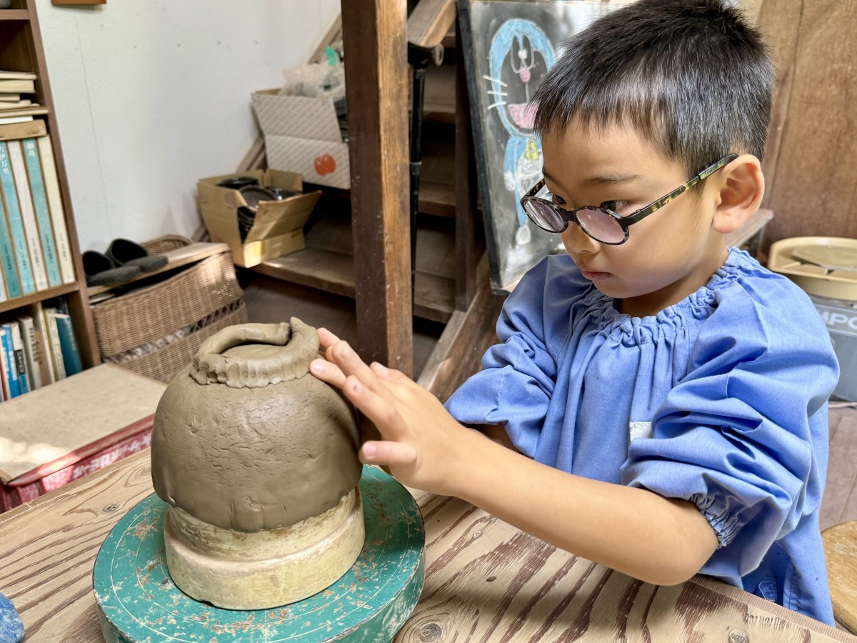 鳥取県伯耆町にある「大山焼久古窯」での陶芸体験の様子