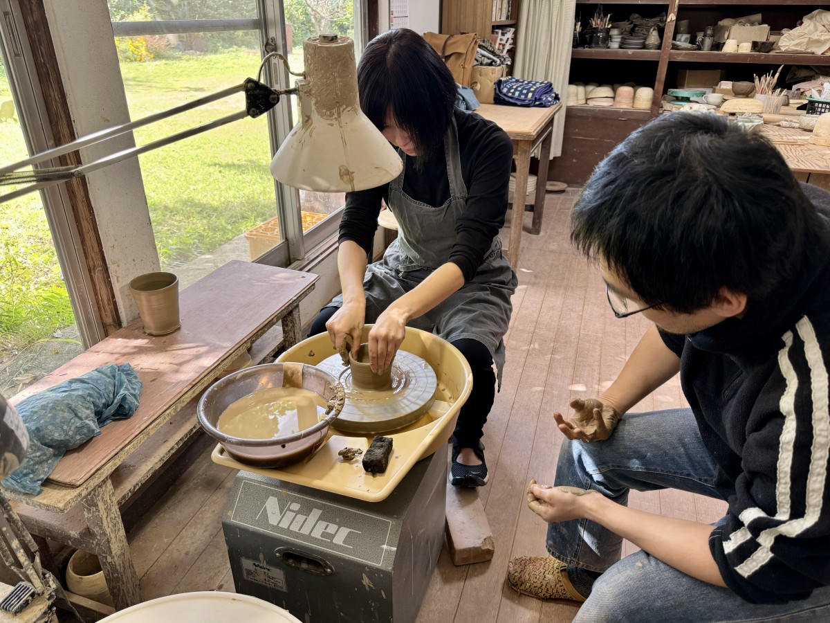 鳥取県伯耆町にある「大山焼久古窯」での陶芸体験の様子