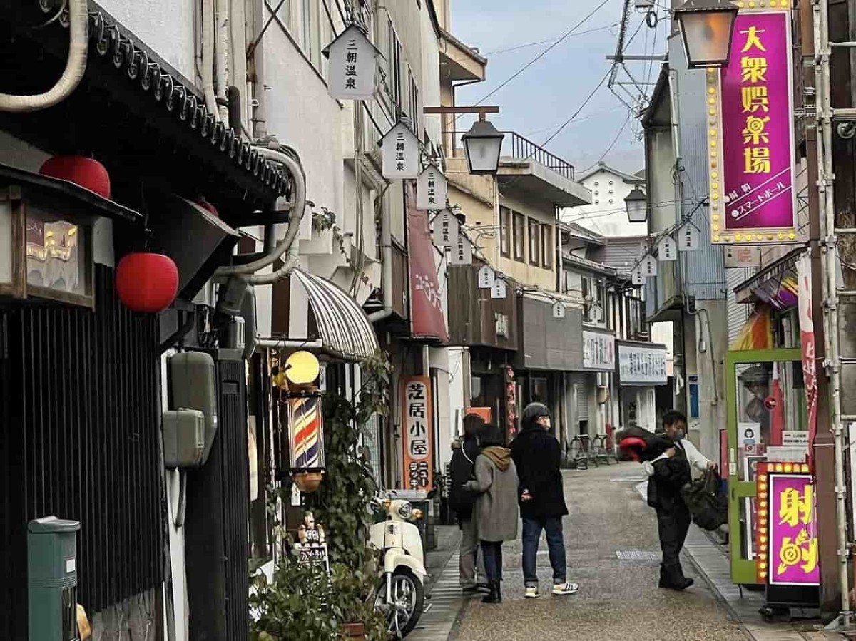 鳥取県三朝温泉街の様子