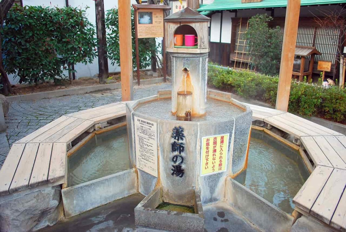 鳥取県三朝町にある「三朝温泉 薬師の湯」の足湯・飲泉スポット