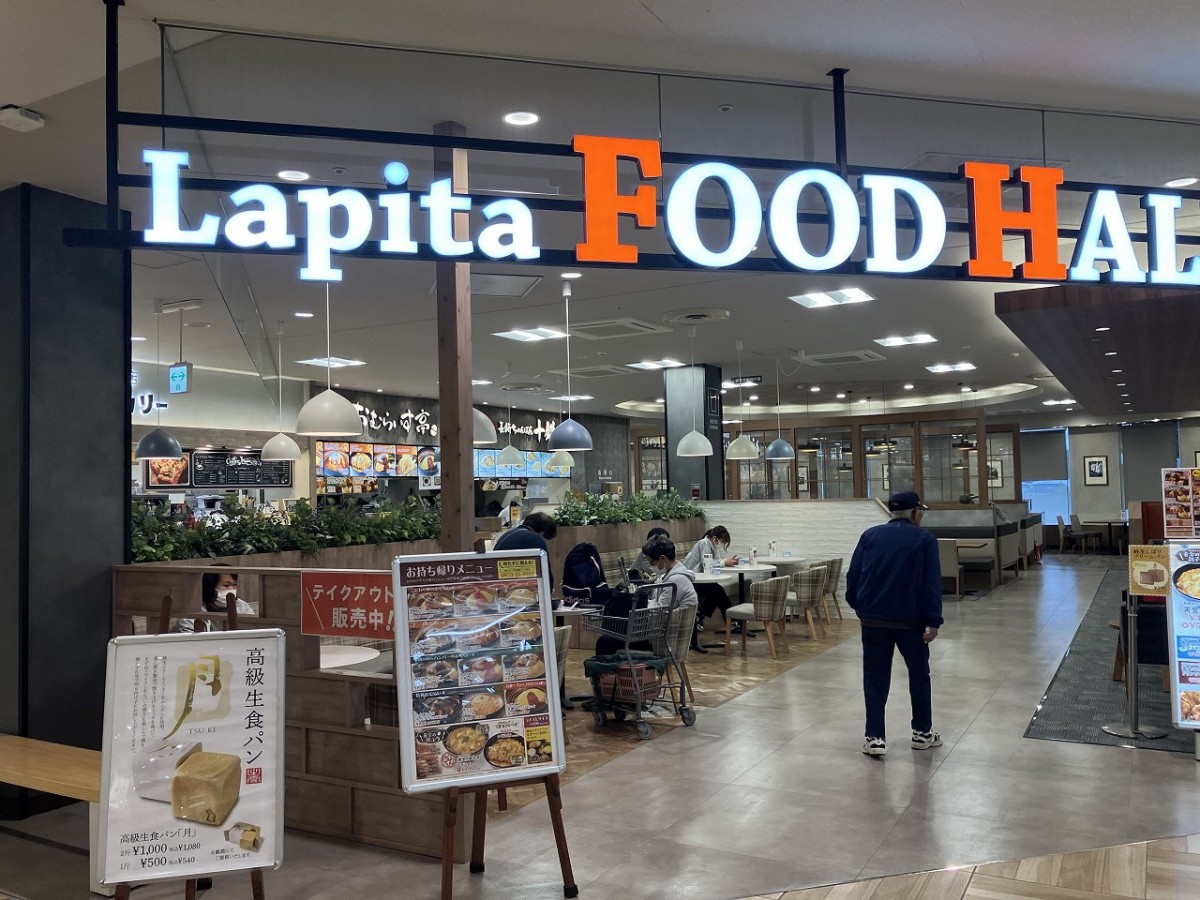 島根出雲市『ラピタ本店』のフードコートの様子