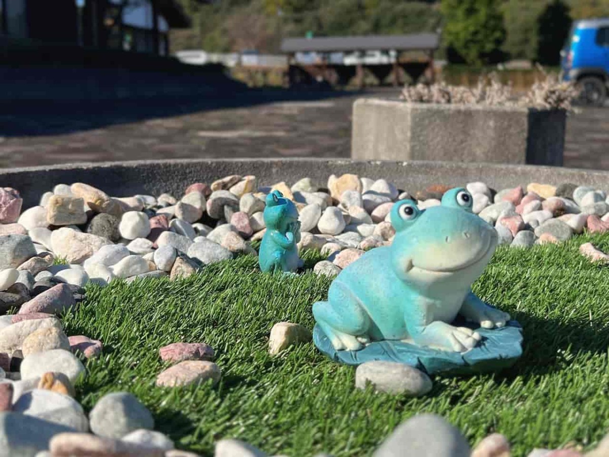 鳥取県大山町にある『大山町立図書館』前の動物オブジェ