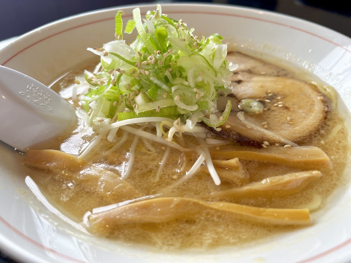 鳥取県米子市の牛骨ラーメン店『銀之助』のラーメン