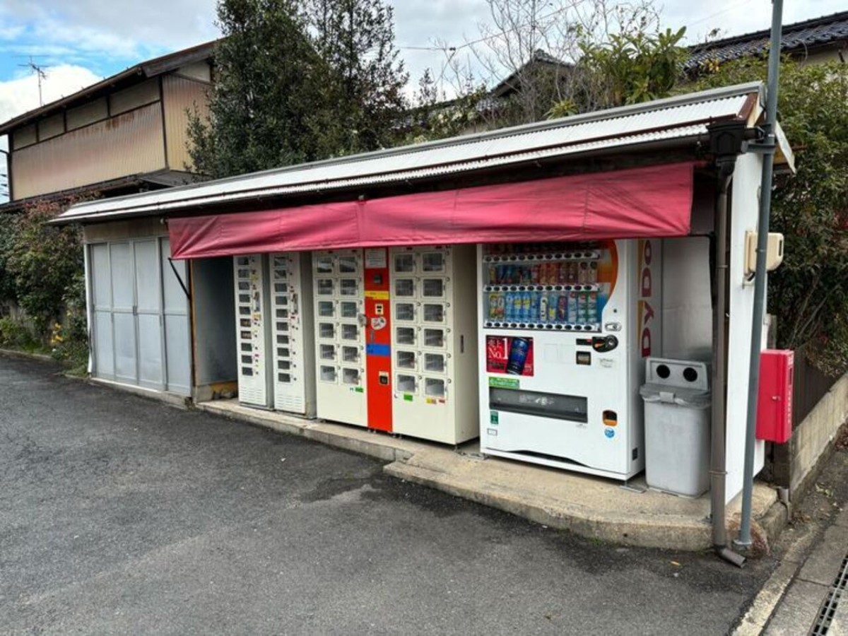 松江市北田町で見つけた卵を販売する自販機