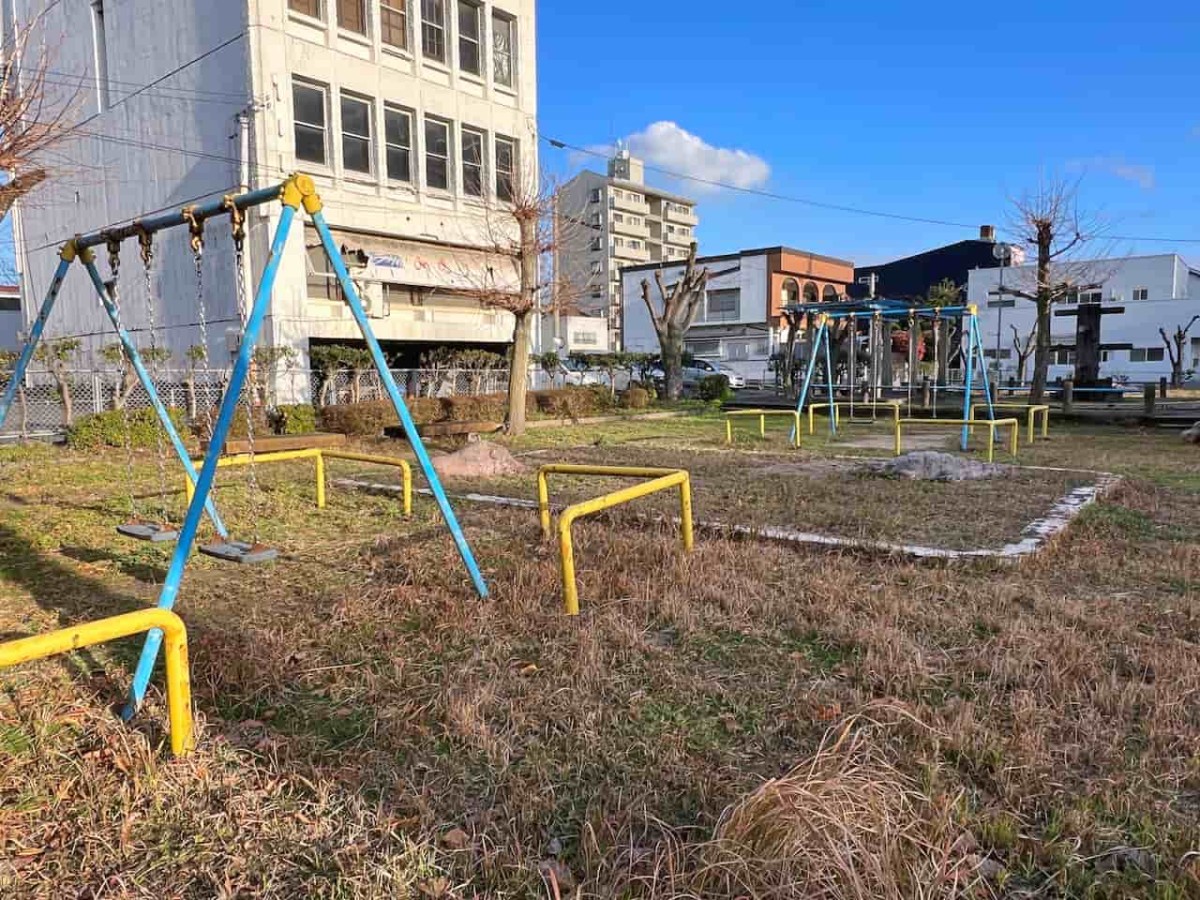 鳥取県米子市にある『冨士見２号公園』にあるブランコ