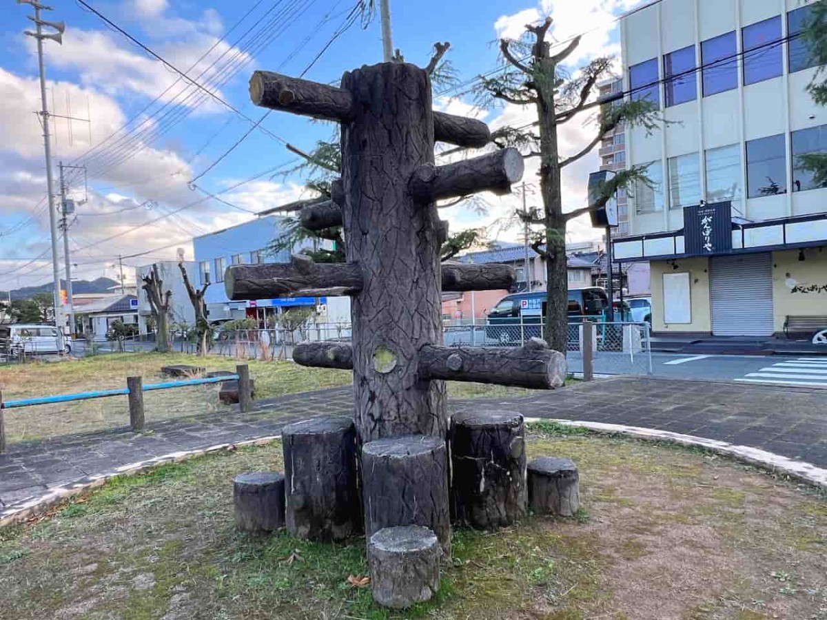 鳥取県米子市にある『冨士見２号公園』の丸太遊具