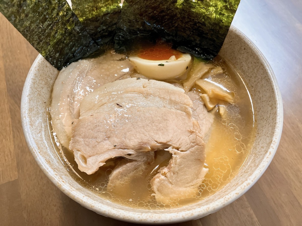 山陰各地にあるラーメン無人販売店『日本ラーメン科学研究所』の商品実食風景