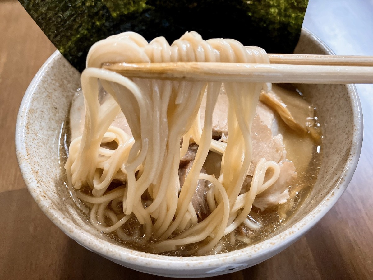 山陰各地にあるラーメン無人販売店『日本ラーメン科学研究所』の商品実食風景