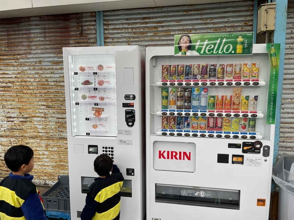 鳥取県境港市の水木しげるロードにある『いけびんストーア』横にあるキムチ自販機