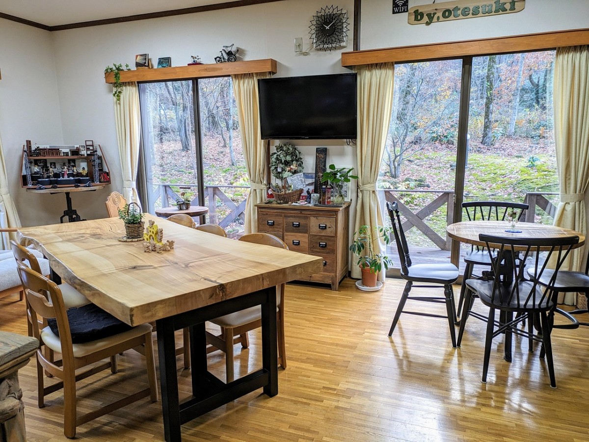 鳥取県大山町にオープンしたカフェ『お手隙の時に』の店内の様子