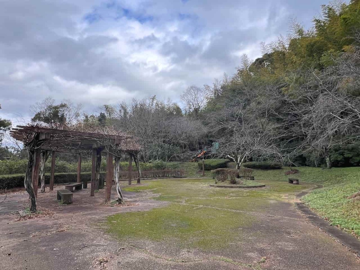 島根県安来市にある『安来公園（社日公園）』の丘の上にある広場