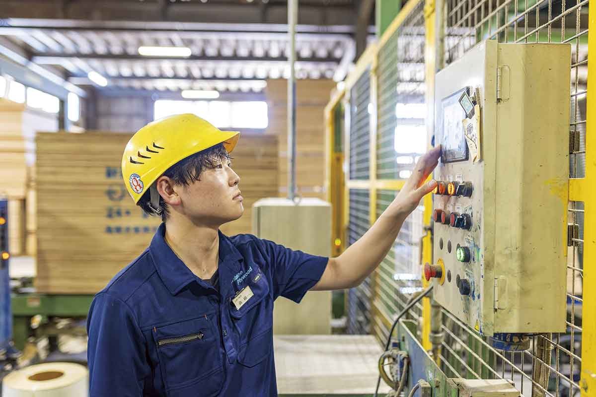 浜田市「島根合板」のスタッフ