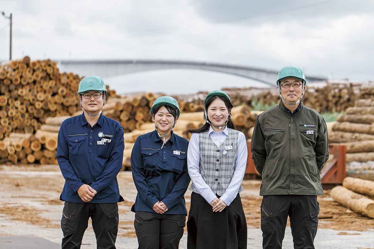 松江市「日新林業」原木部のスタッフ