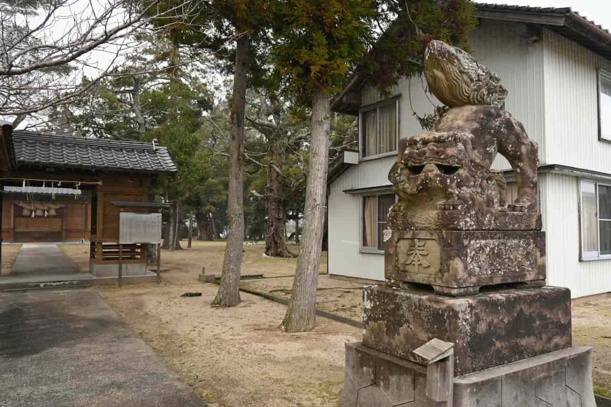 出雲市斐川町にある『熊野神社』の参道と狛犬