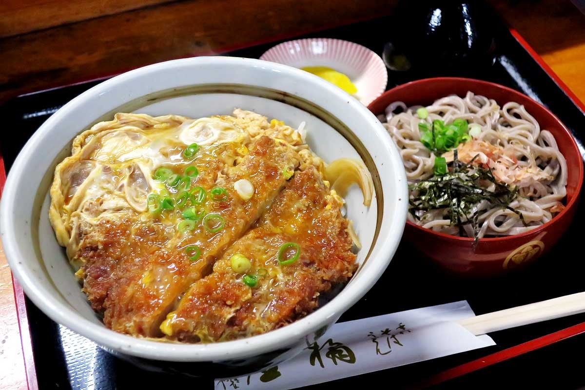 松江市東本町の老舗そば店『橘屋そば店』の名物料理「かつ丼」