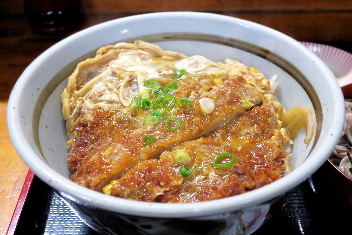 松江市東本町の老舗そば店『橘屋そば店』の名物料理「かつ丼」