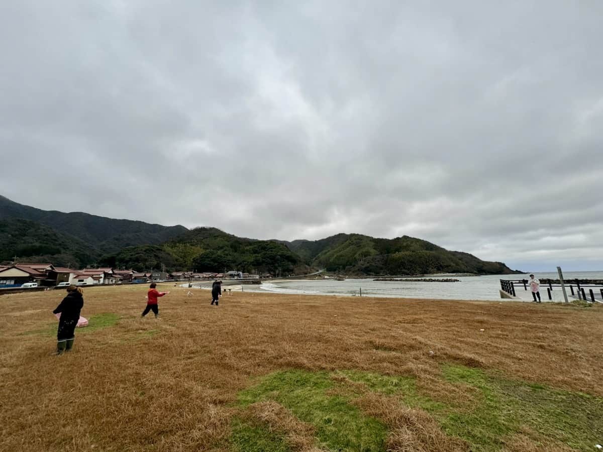 のんびりした空気の中でビーチクリーン