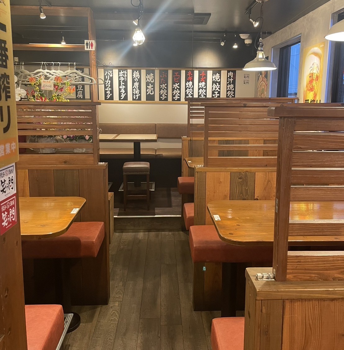 鳥取県鳥取市にオープンした居酒屋『餃子酒場笑う門』の店内の様子