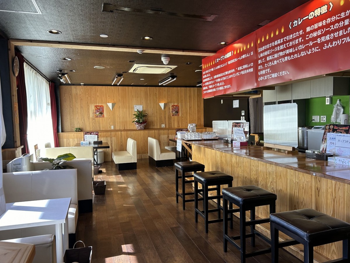 島根県出雲市にオープンしたカレーショップ『カレーしか勝たん出雲店』の店内の様子