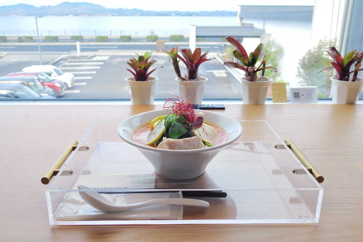 島根県松江市玉湯町にある『AUTHENTIC cafe』の豆乳トムヤム醤油ラーメン