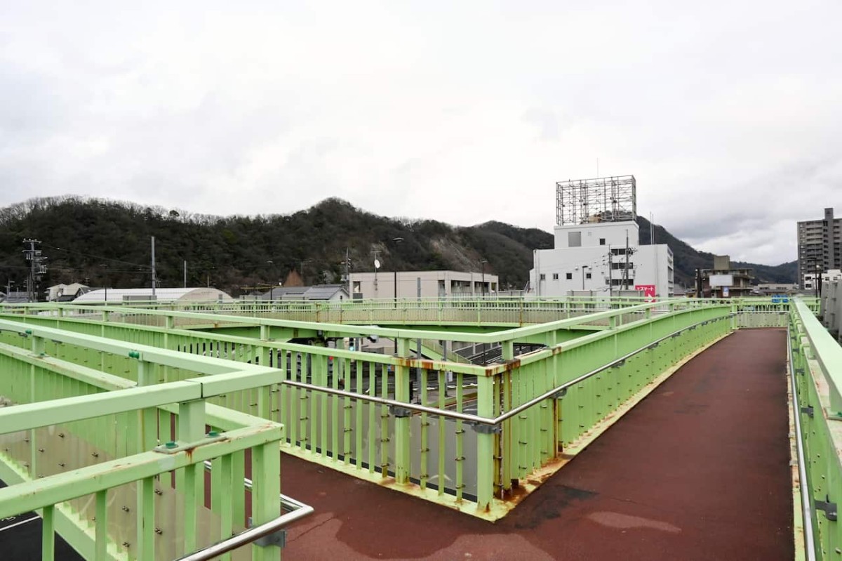 鳥取県鳥取市にある「丸山交差点」の歩道橋