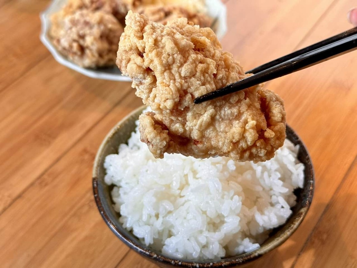 鳥取県米子市にある『京武うどん』で提供している定食の唐揚げ