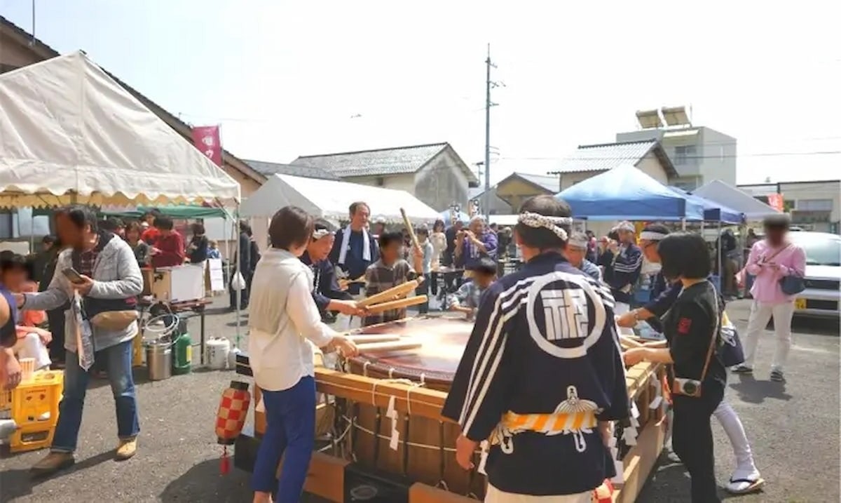 松江市石橋町にある酒蔵『李白酒造』で開催される「石橋町 春の市」の過去開催風景