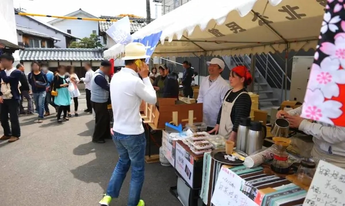 松江市石橋町にある酒蔵『李白酒造』で開催される「石橋町 春の市」の過去開催風景