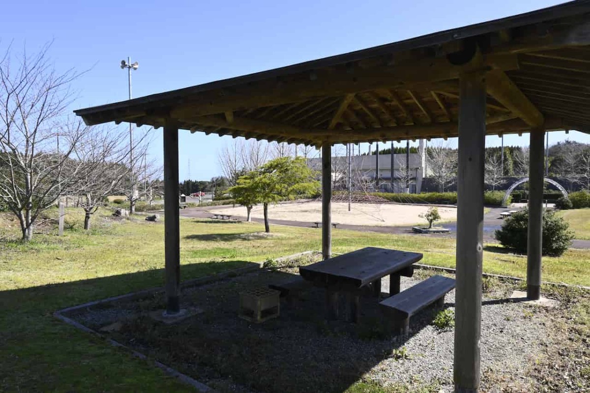 鳥取県琴浦町の『赤碕総合運動公園』内「子ども広場」に設置されている東屋