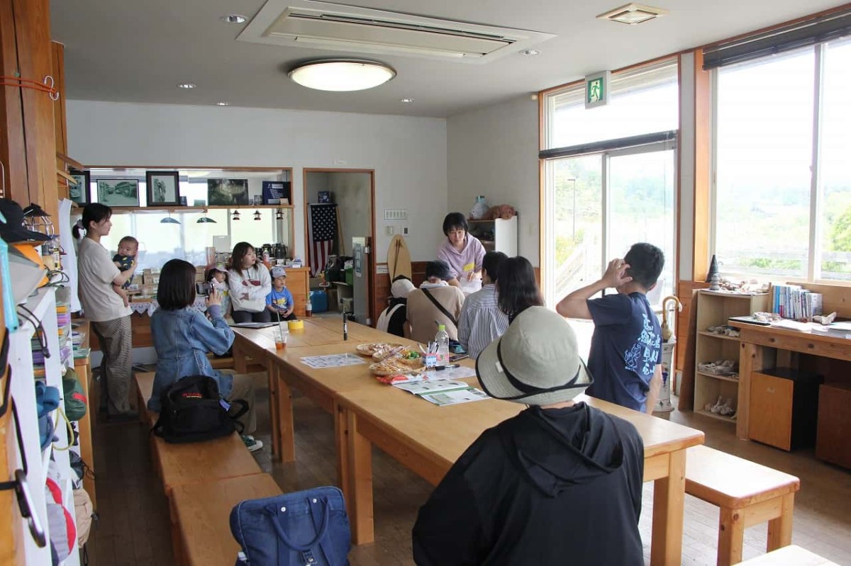 島根県隠岐郡隠岐の島町の「塩の浜」でのビーチクリーン_説明の様子