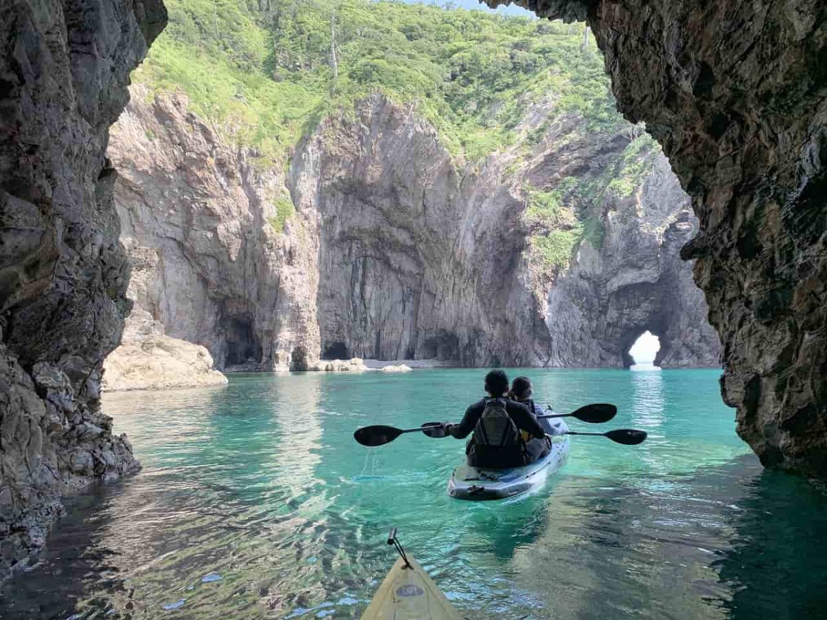 島根県隠岐郡隠岐の島町で体験できる洞窟カヤック